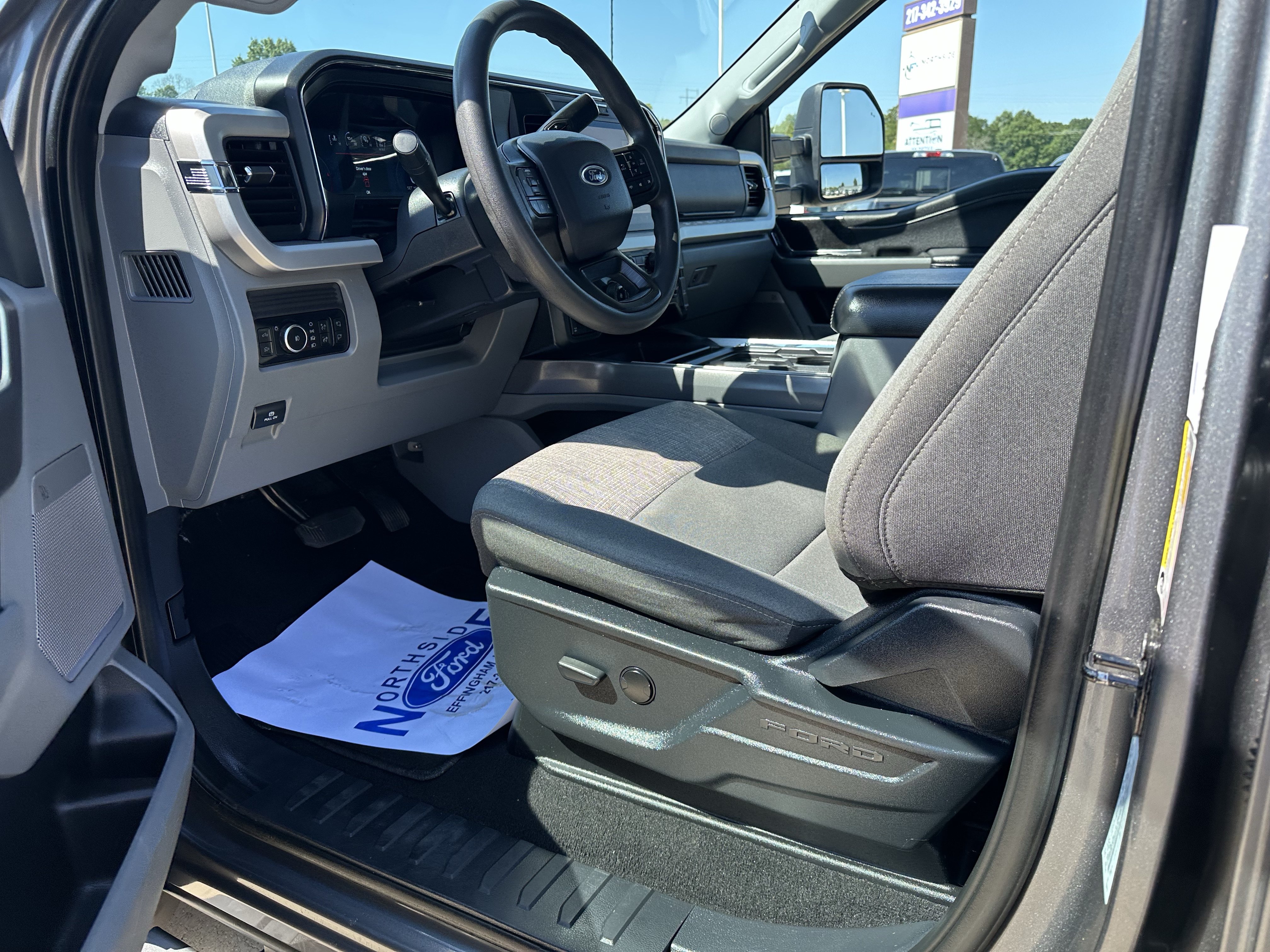 Used 2025 Ford F250 XLT w/ Black Appearance Package AWD/4WD image 18