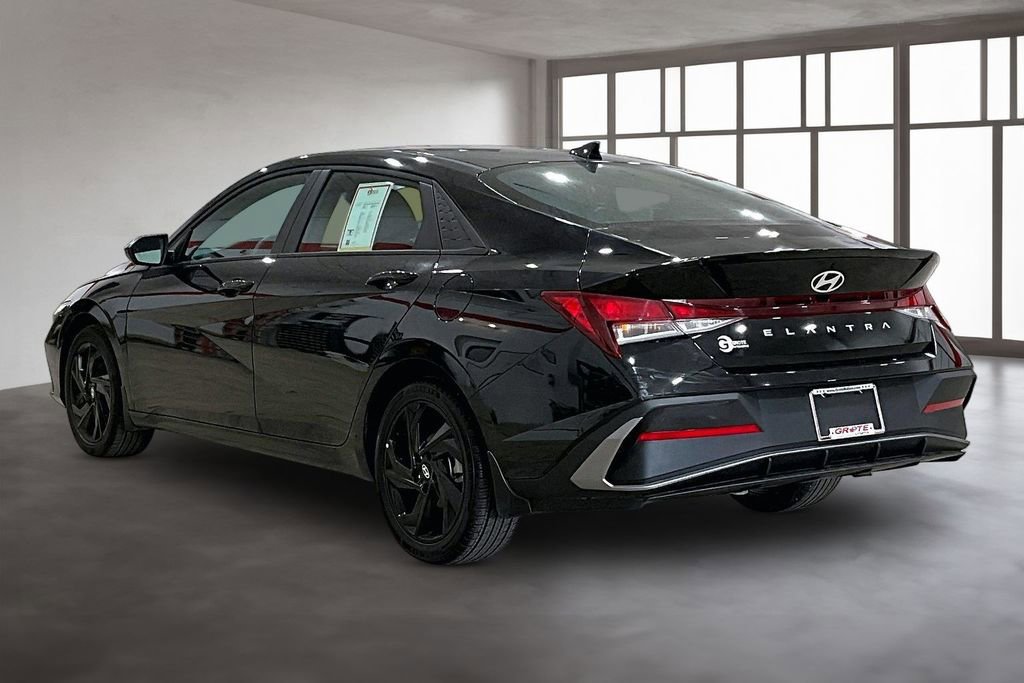 Used 2026 Hyundai Elantra Sport FWD image 11