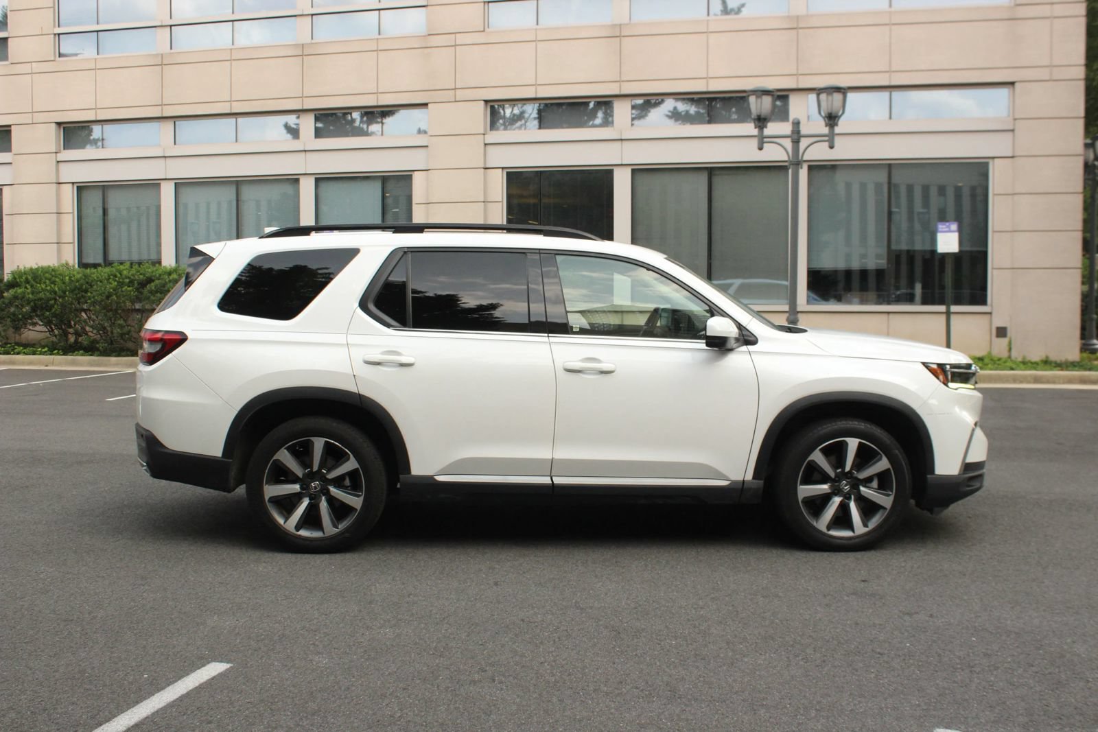 Used 2023 Honda Pilot Elite image 6