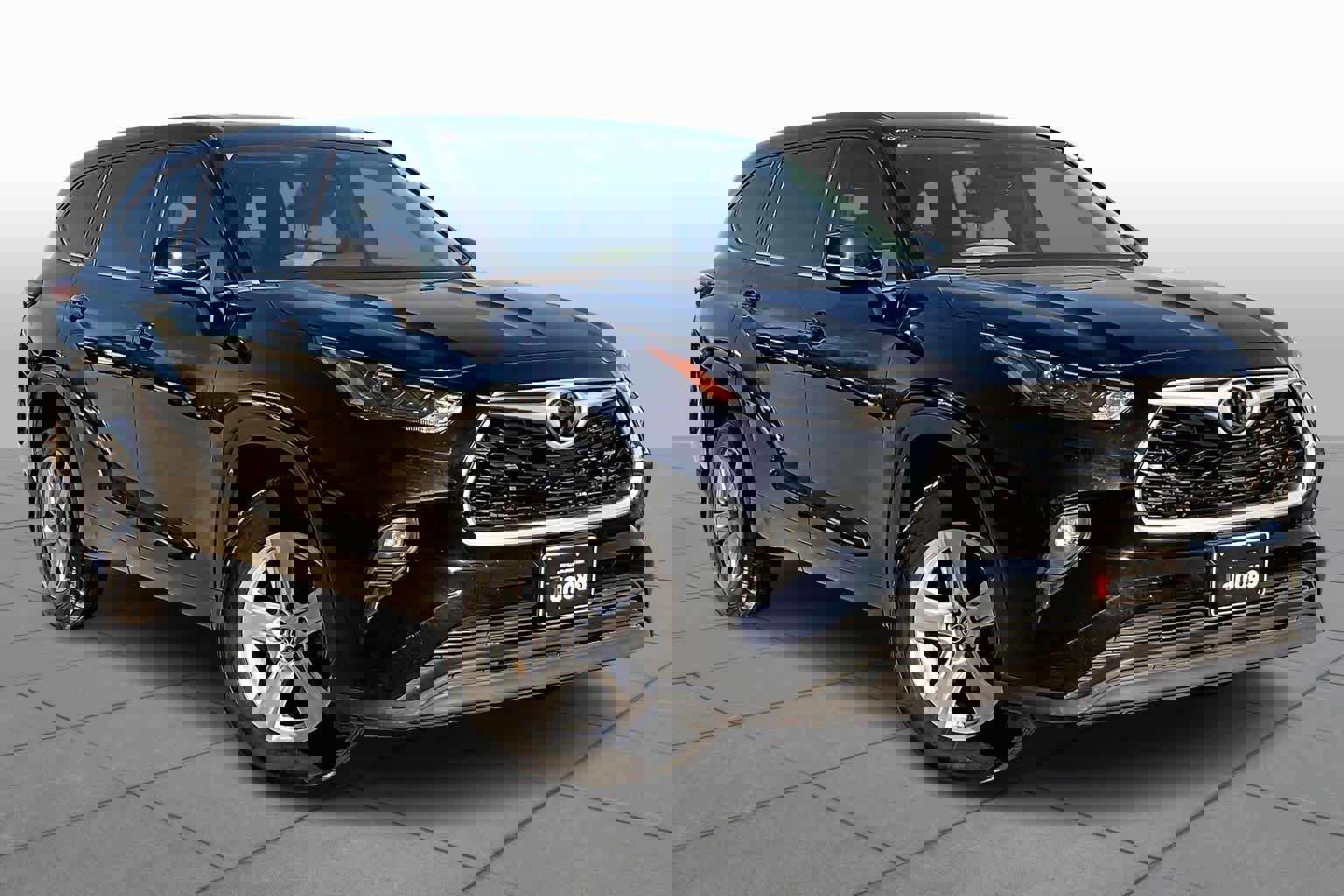 Used 2023 Toyota Highlander LE image 2