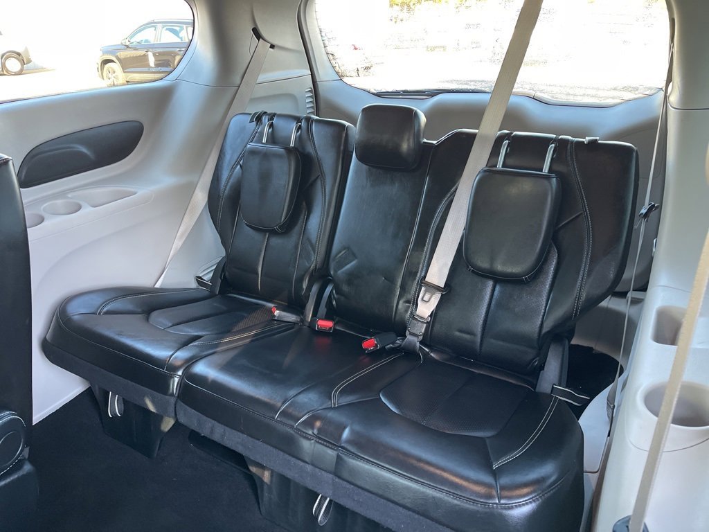 Used 2024 Chrysler Pacifica Touring-L image 21