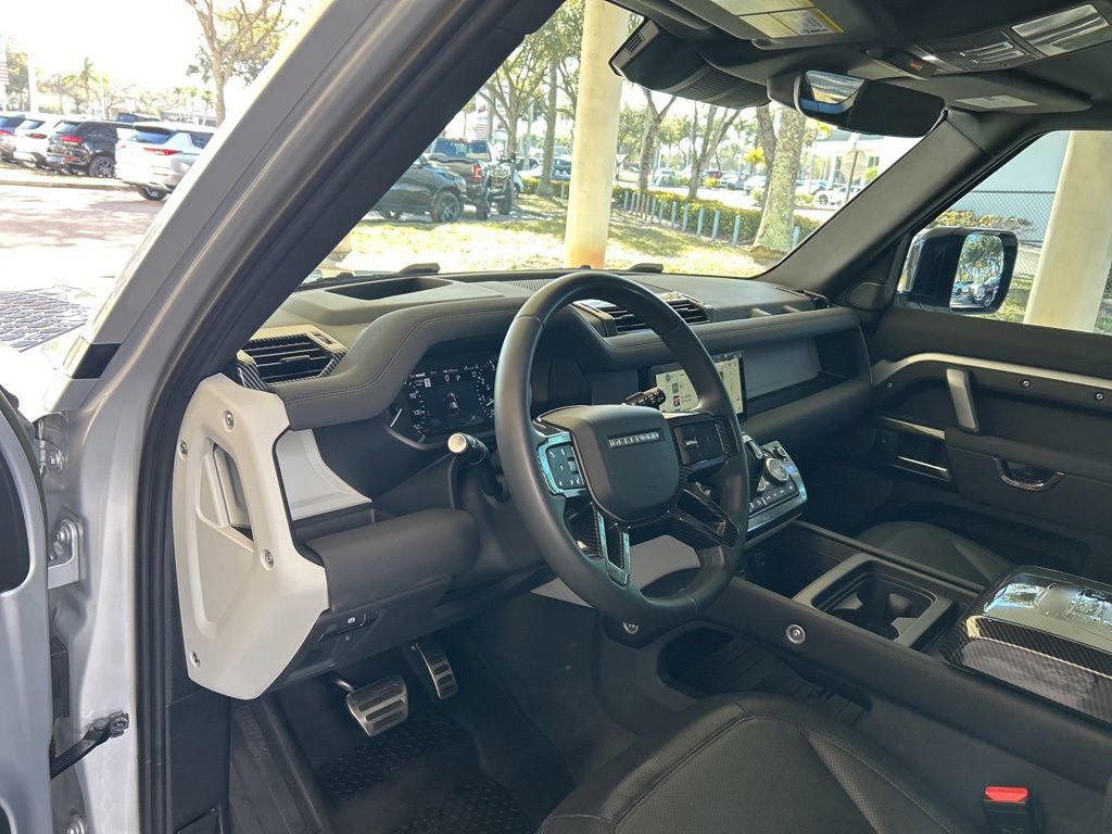 Used 2023 Land Rover Defender 110 X-Dynamic SE image 6