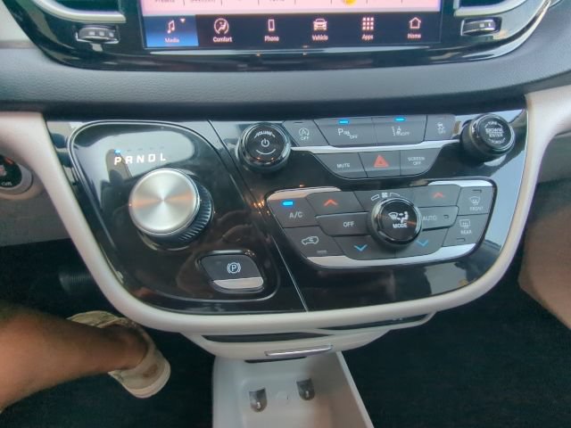 Used 2024 Chrysler Pacifica Touring-L FWD image 13