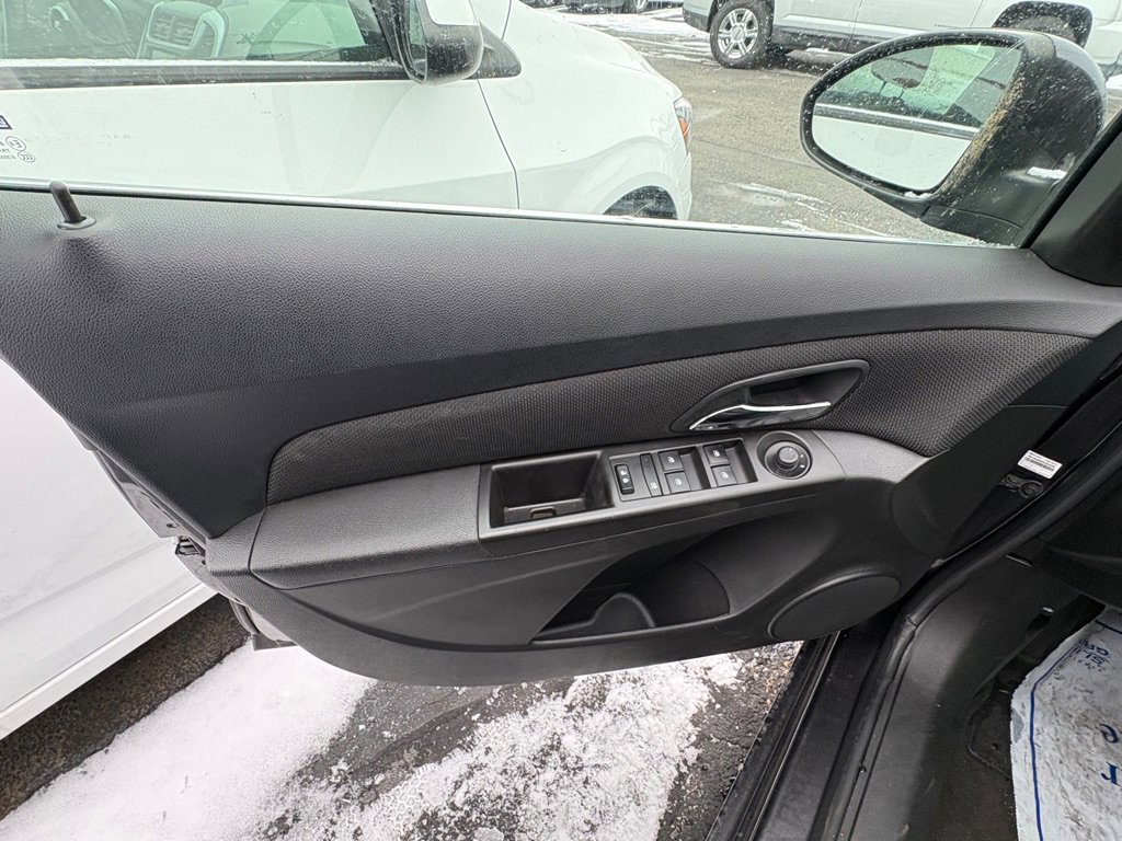 Used 2015 Chevrolet Cruze LT w/ Technology Package image 7