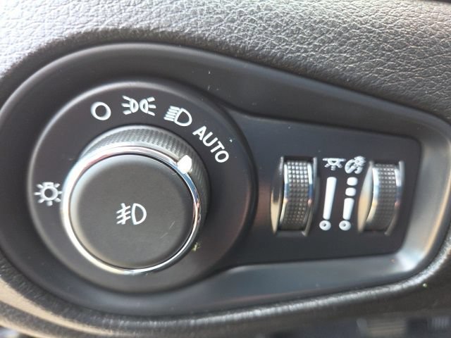 Used 2020 Jeep Renegade Latitude FWD image 29