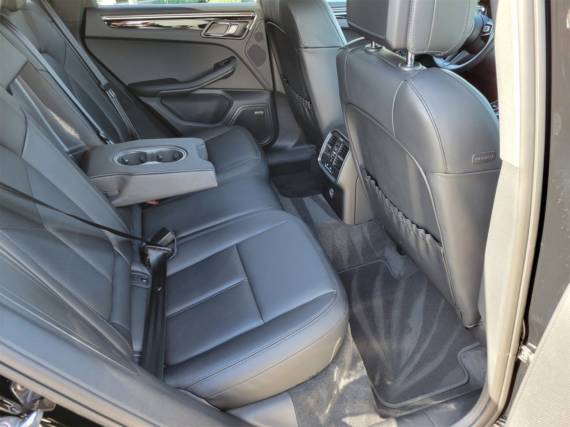 Used 2025 Porsche Macan image 30