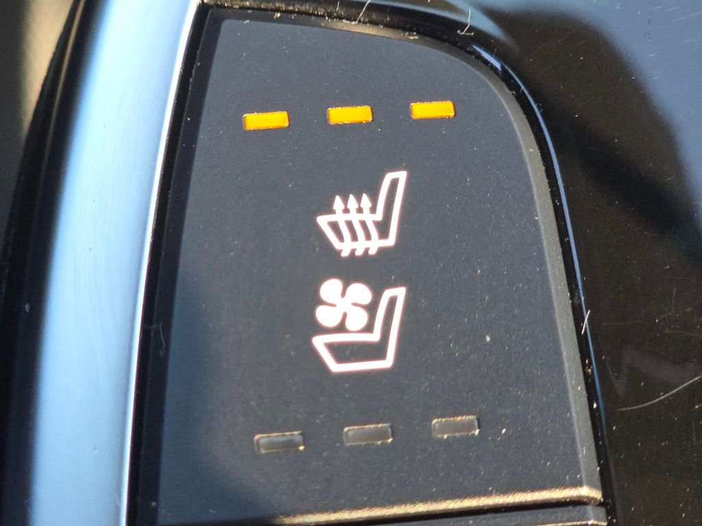 Used 2022 Kia Niro EX Premium image 7