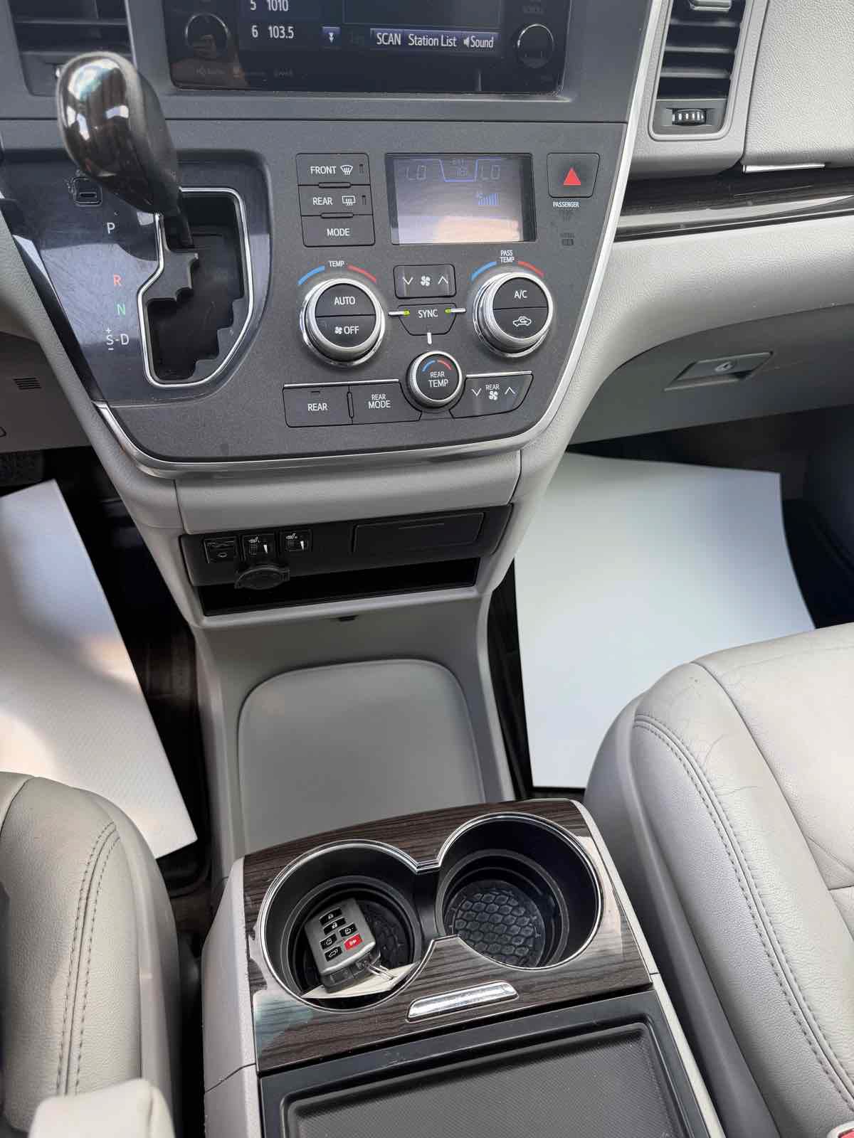 Used 2017 Toyota Sienna XLE AWD/4WD image 24
