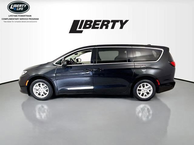 Used 2023 Chrysler Pacifica Touring-L image 4