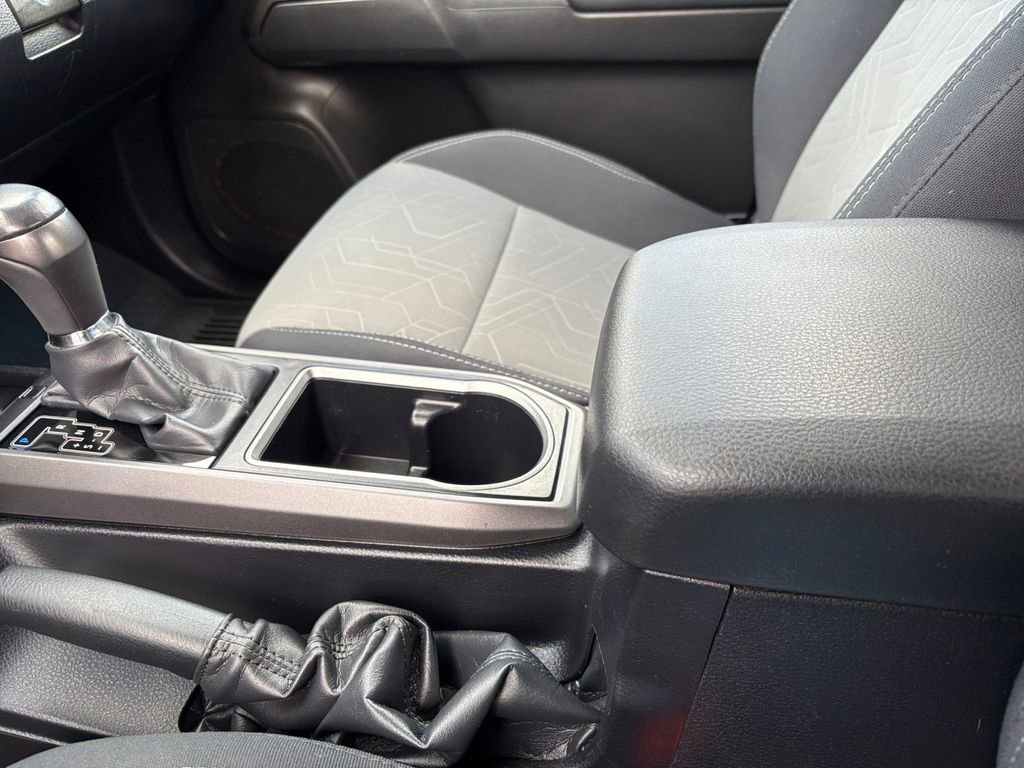 Used 2022 Toyota Tacoma TRD Off-Road image 2