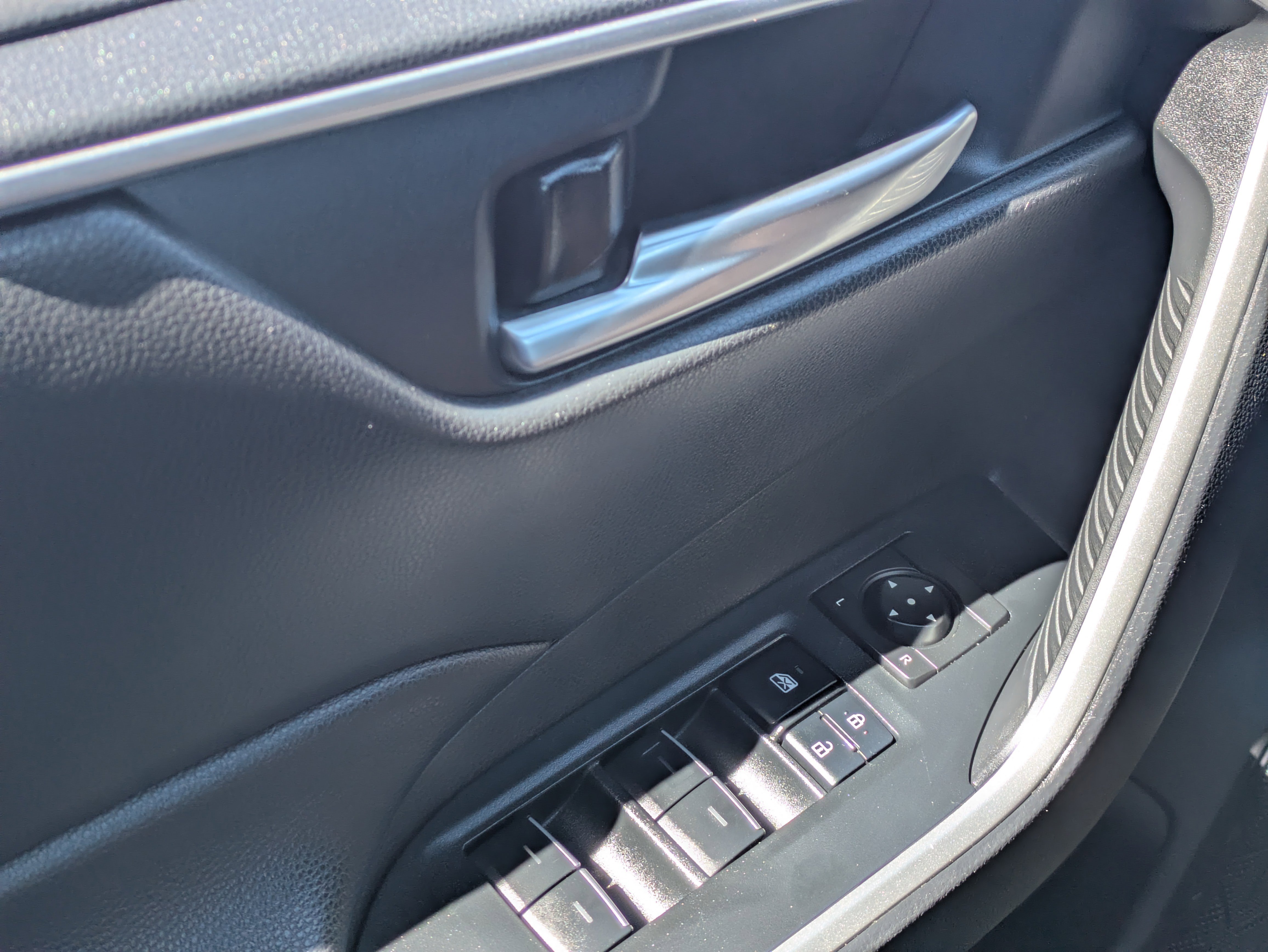 Used 2025 Toyota RAV4 XLE AWD/4WD image 27