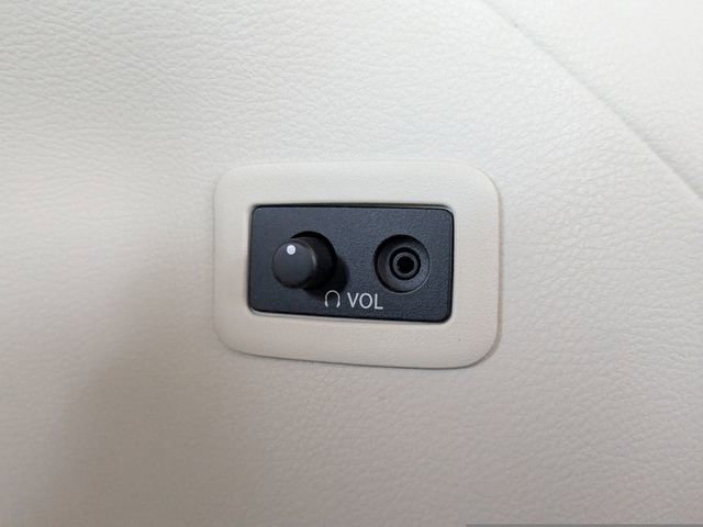 Used 2025 Toyota Sienna Platinum FWD image 17
