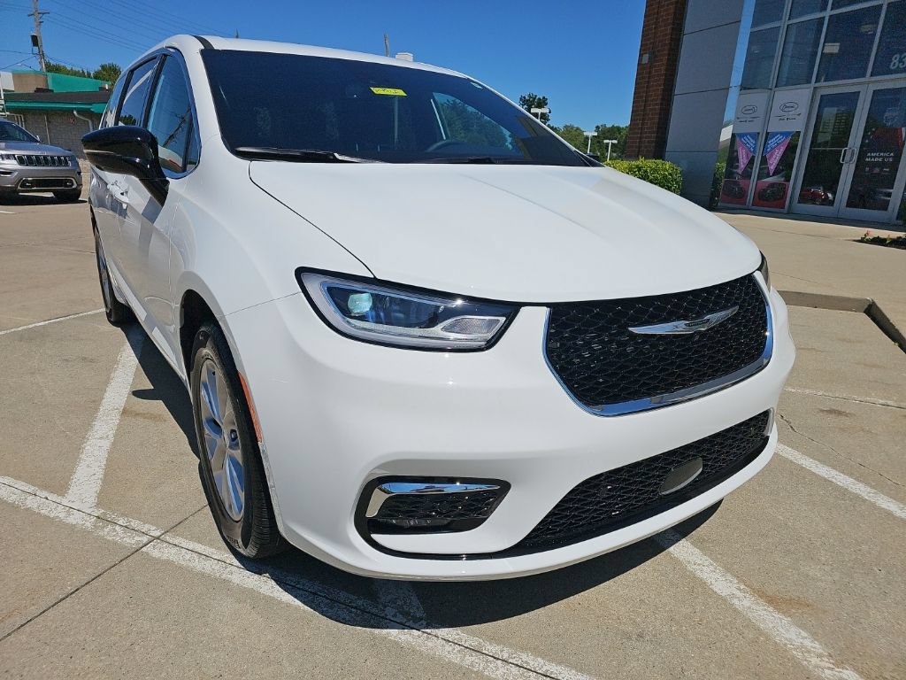Used 2025 Chrysler Pacifica Select w/ Uconnect Theater Family Group AWD/4WD image 4