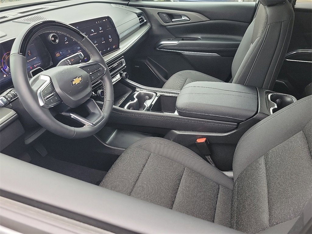 Used 2025 Chevrolet Traverse LT w/ Enhanced Driving Package image 3