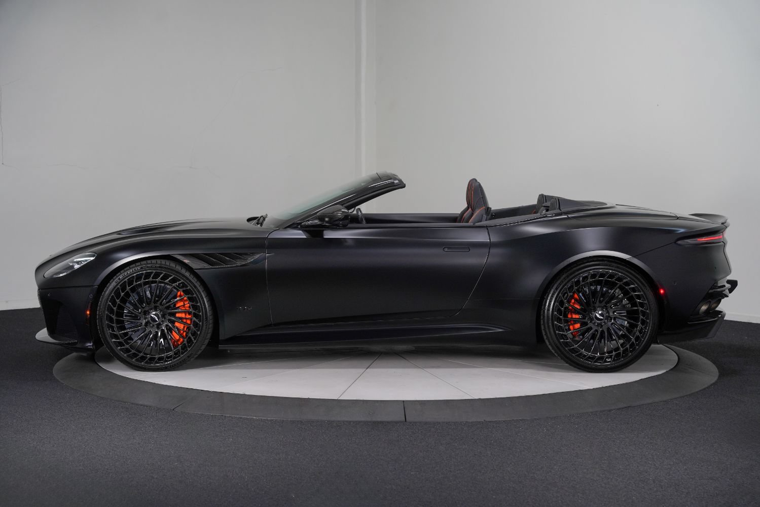 Used 2022 Aston Martin DBS Superleggera Volante RWD image 6