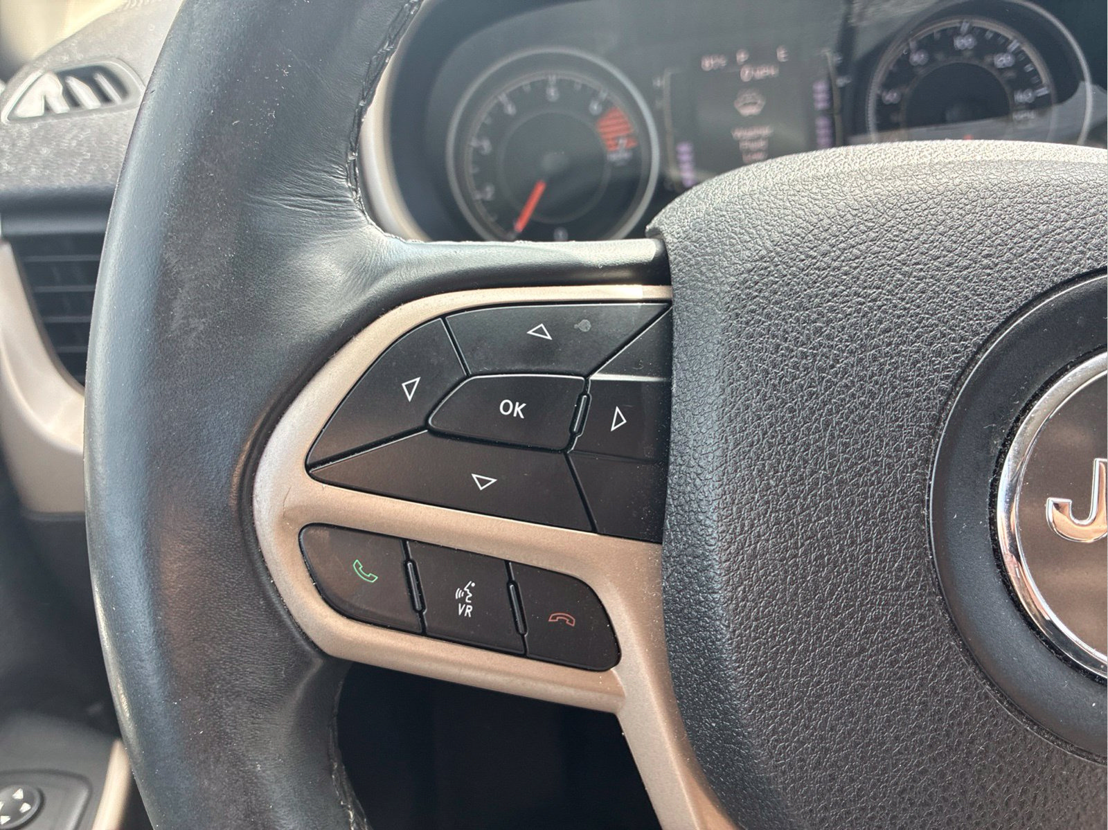 Certified 2017 Jeep Cherokee Latitude w/ Comfort/Convenience Group FWD image 14