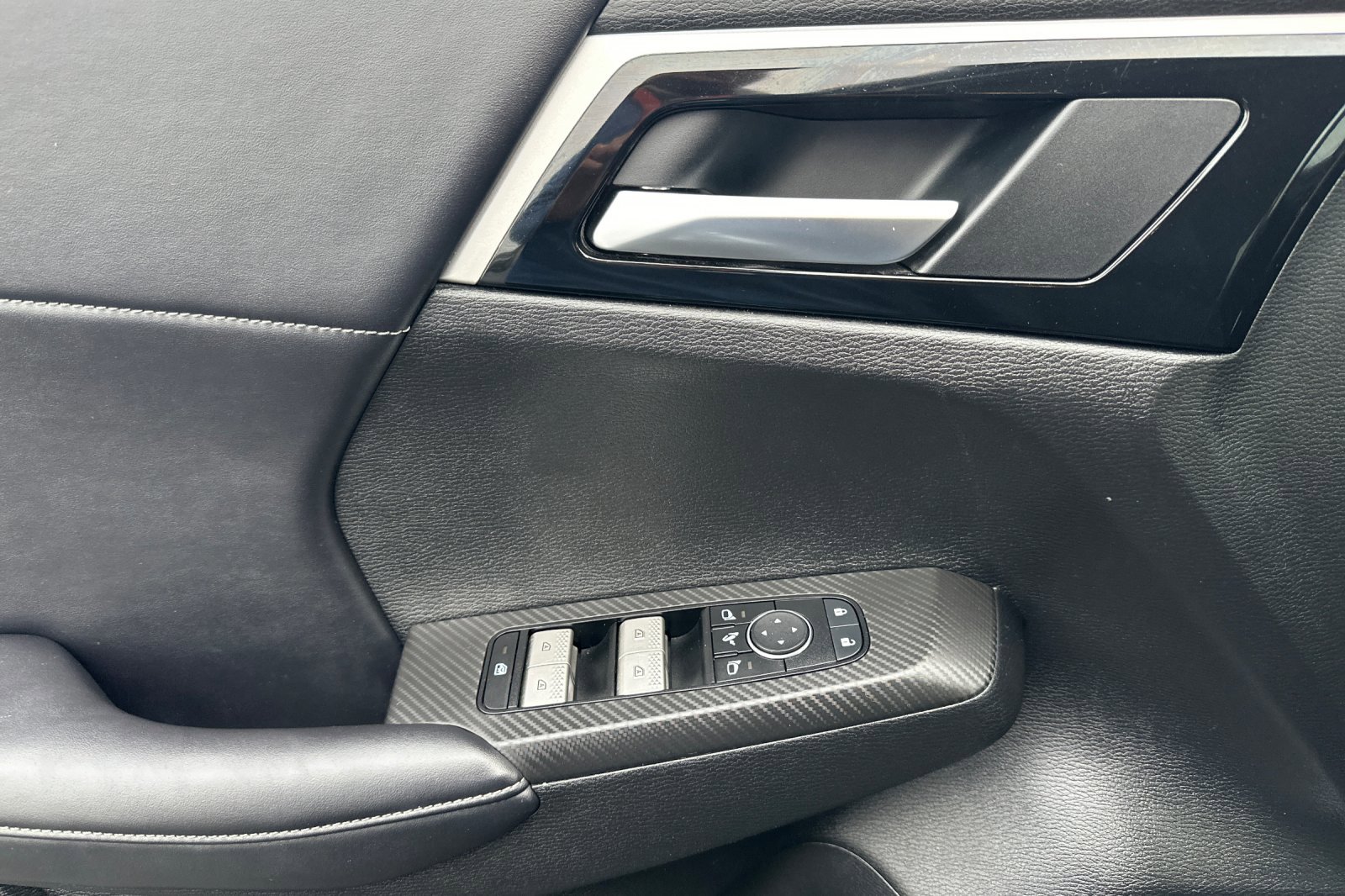 Used 2024 Mitsubishi Outlander SE image 12