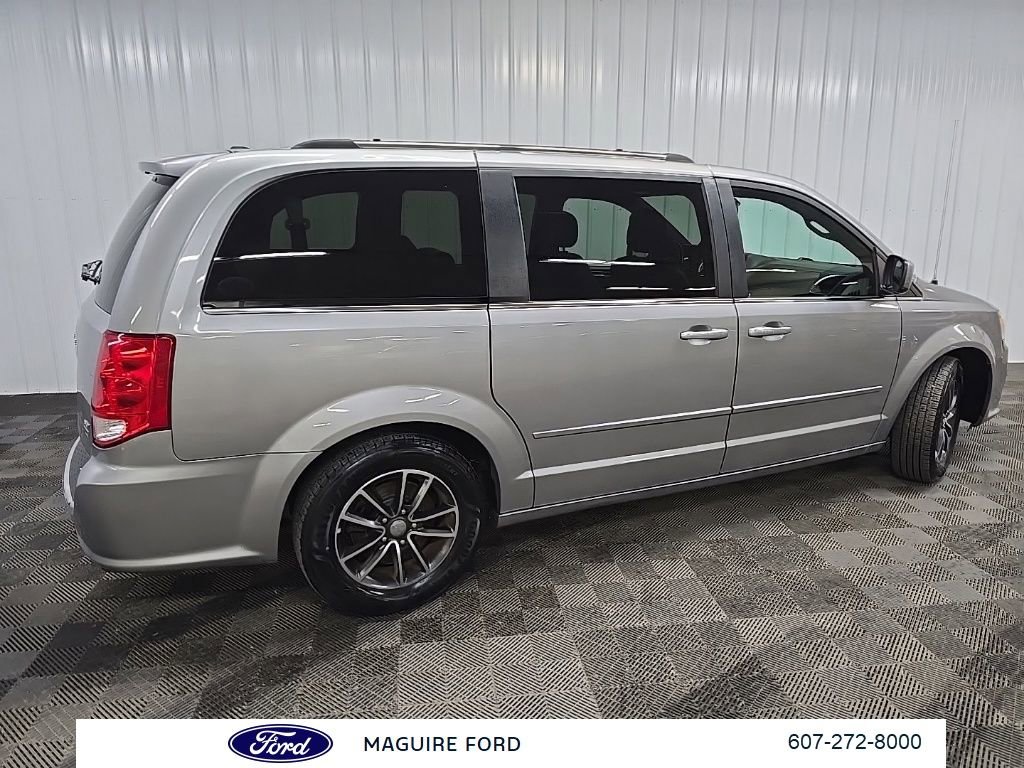 Used 2017 Dodge Grand Caravan SXT image 3