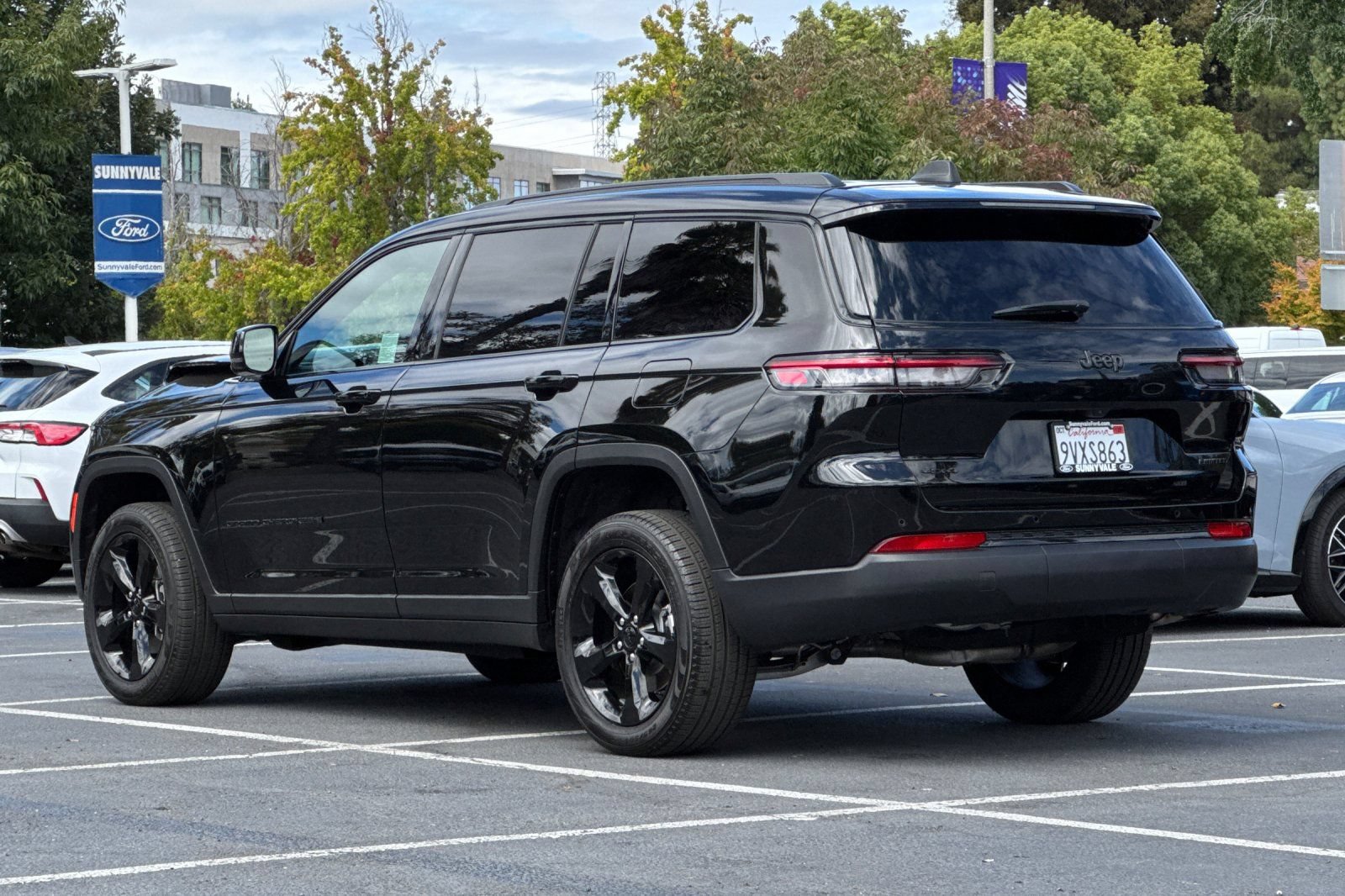 Used 2025 Jeep Grand Cherokee L Limited w/ Black Appearance Package AWD/4WD image 6