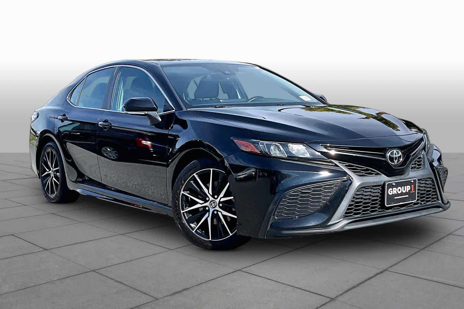 Used 2021 Toyota Camry SE w/ Cold Weather Package FWD image 3