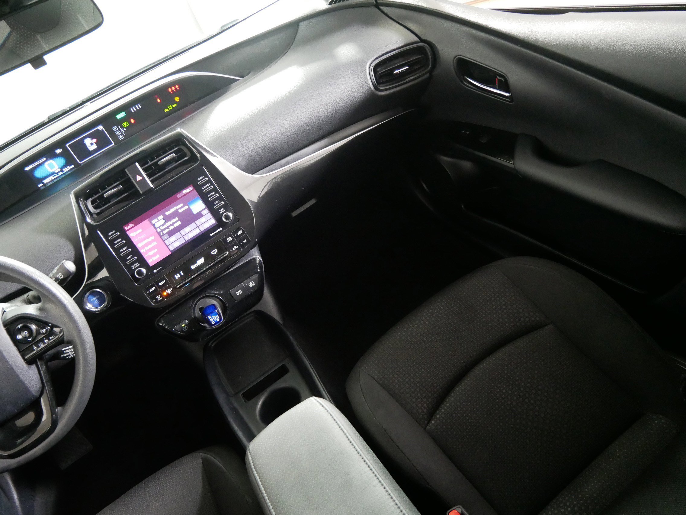 Used 2022 Toyota Prius LE image 11