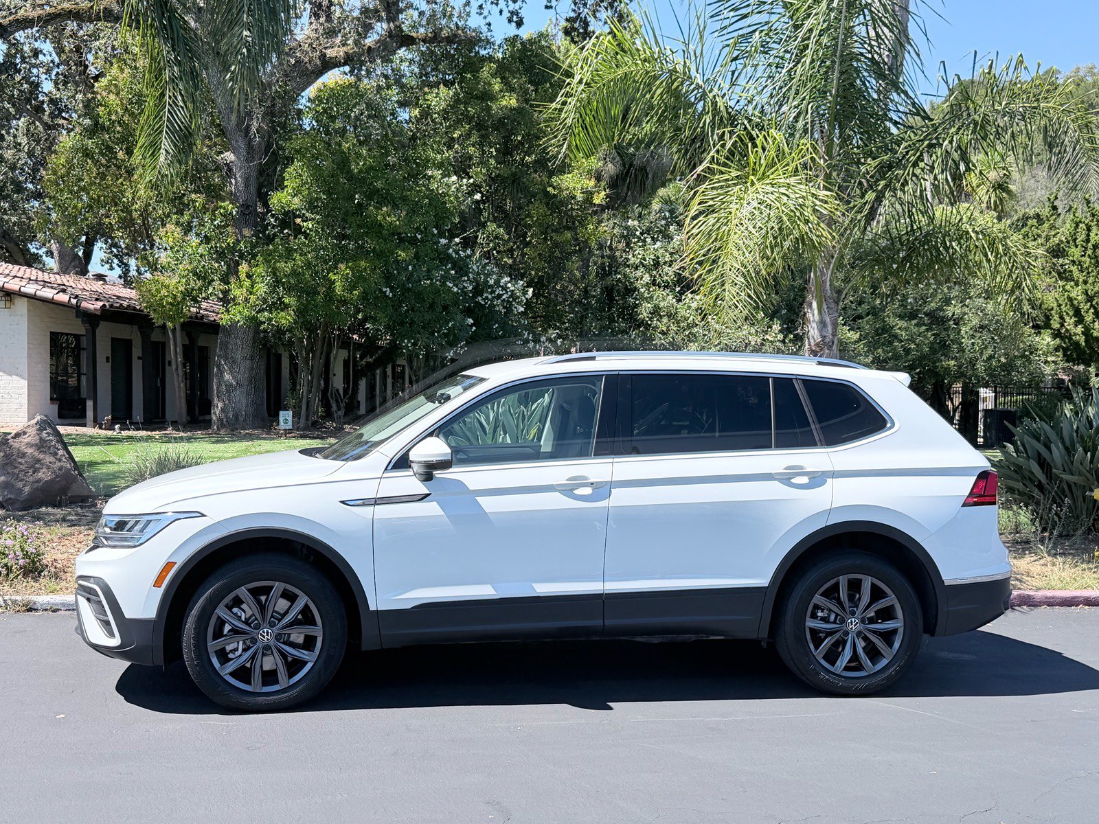 Used 2024 Volkswagen Tiguan SE AWD/4WD image 2