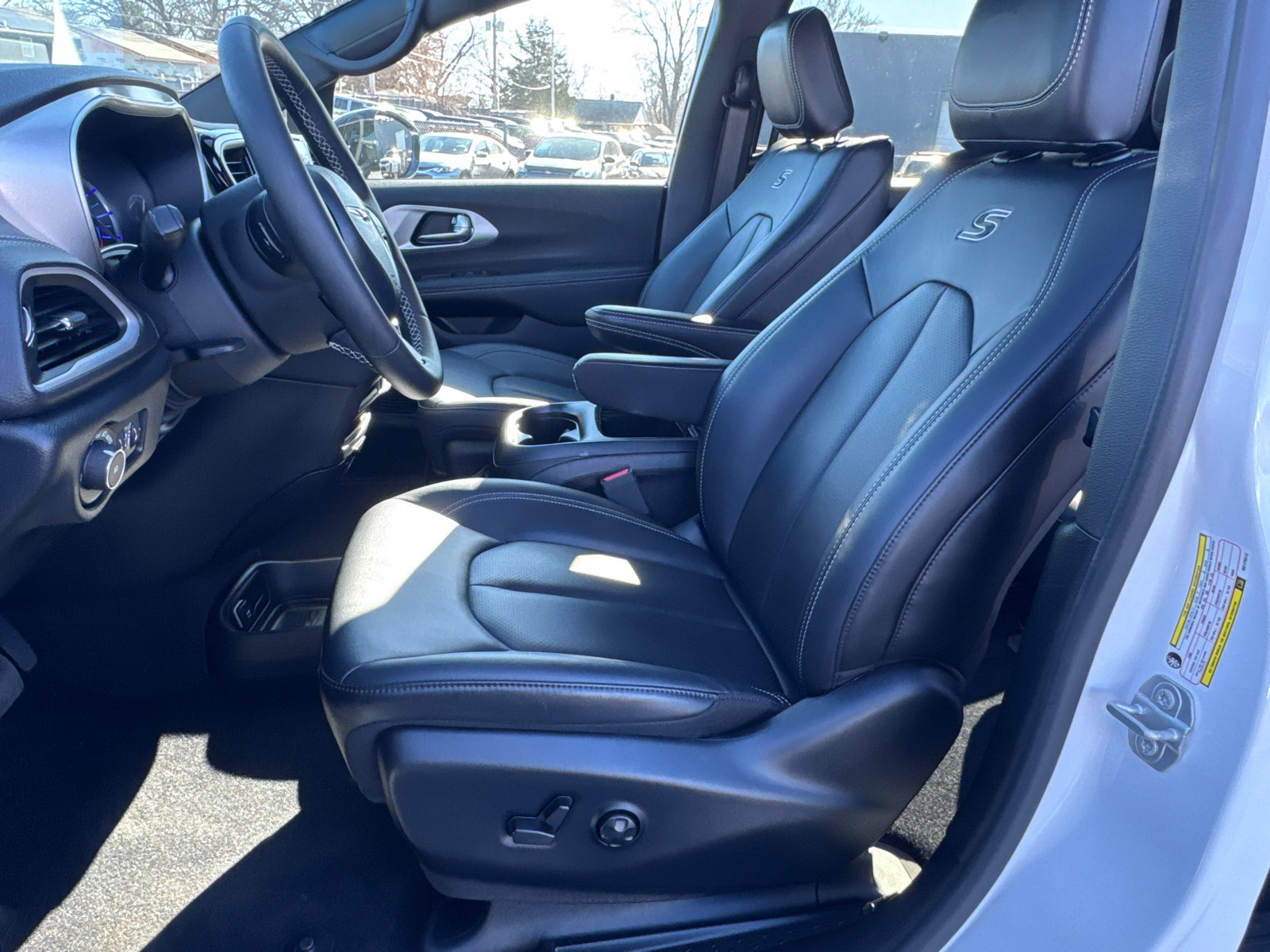 Used 2024 Chrysler Pacifica Limited image 9