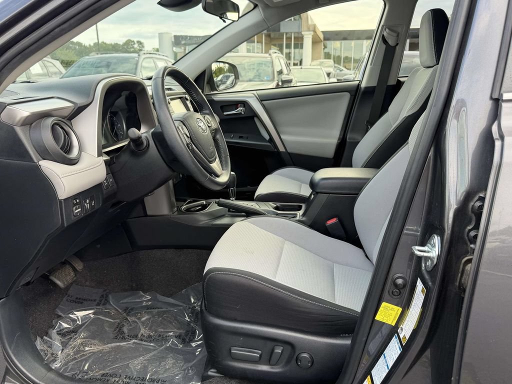 Used 2018 Toyota RAV4 XLE AWD/4WD image 18