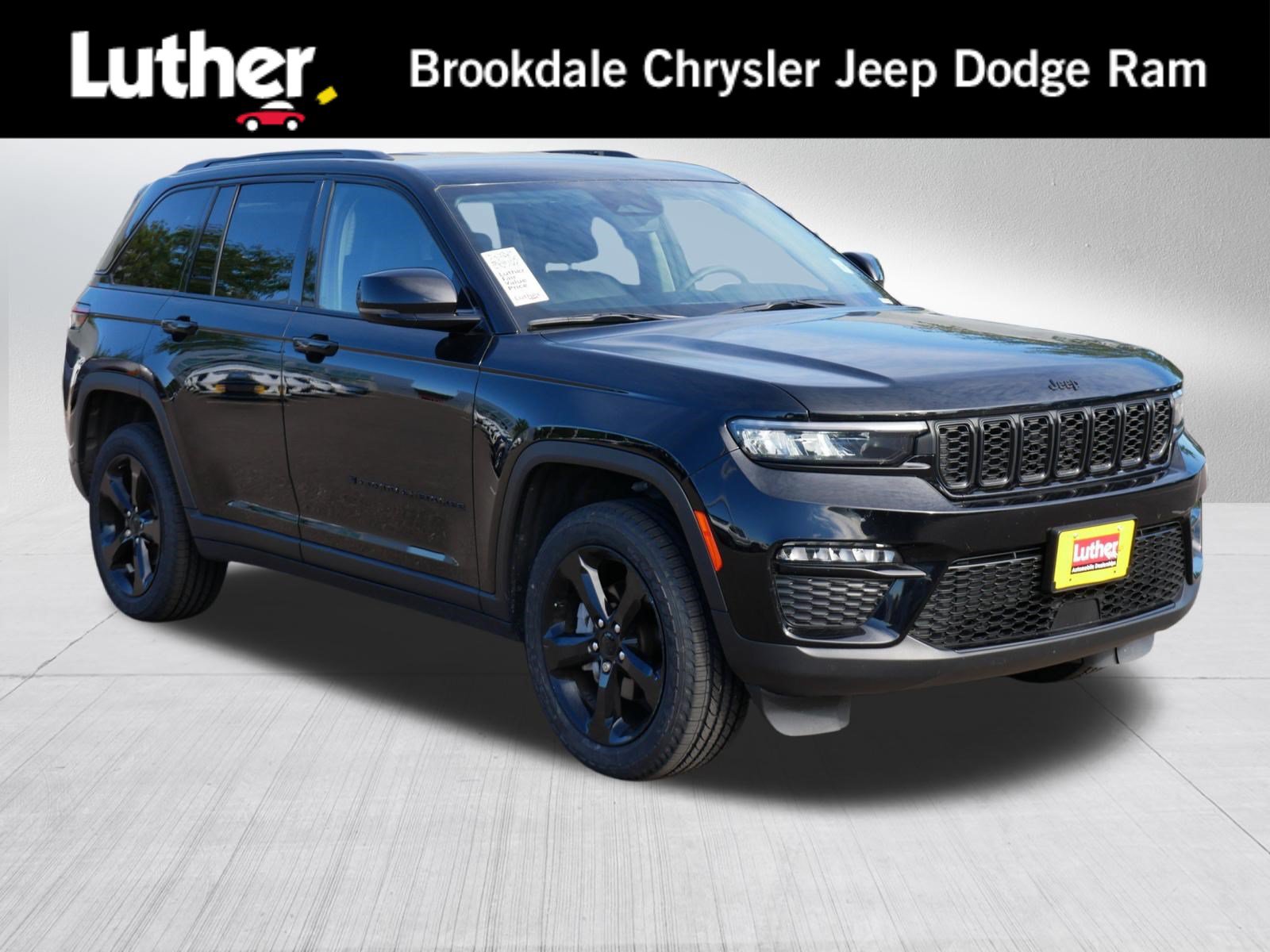 Used 2023 Jeep Grand Cherokee Limited w/ Black Appearance Package AWD/4WD image 1