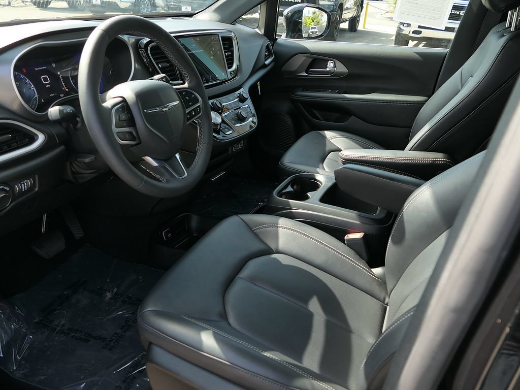 Used 2025 Chrysler Voyager LX FWD image 11