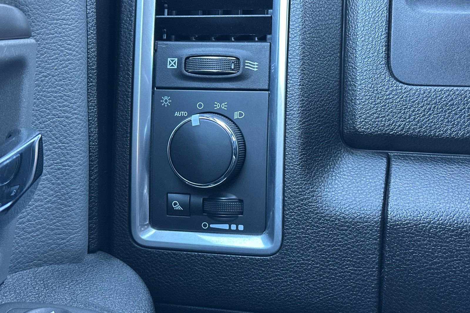 Used 2024 RAM 1500 Classic SLT image 28