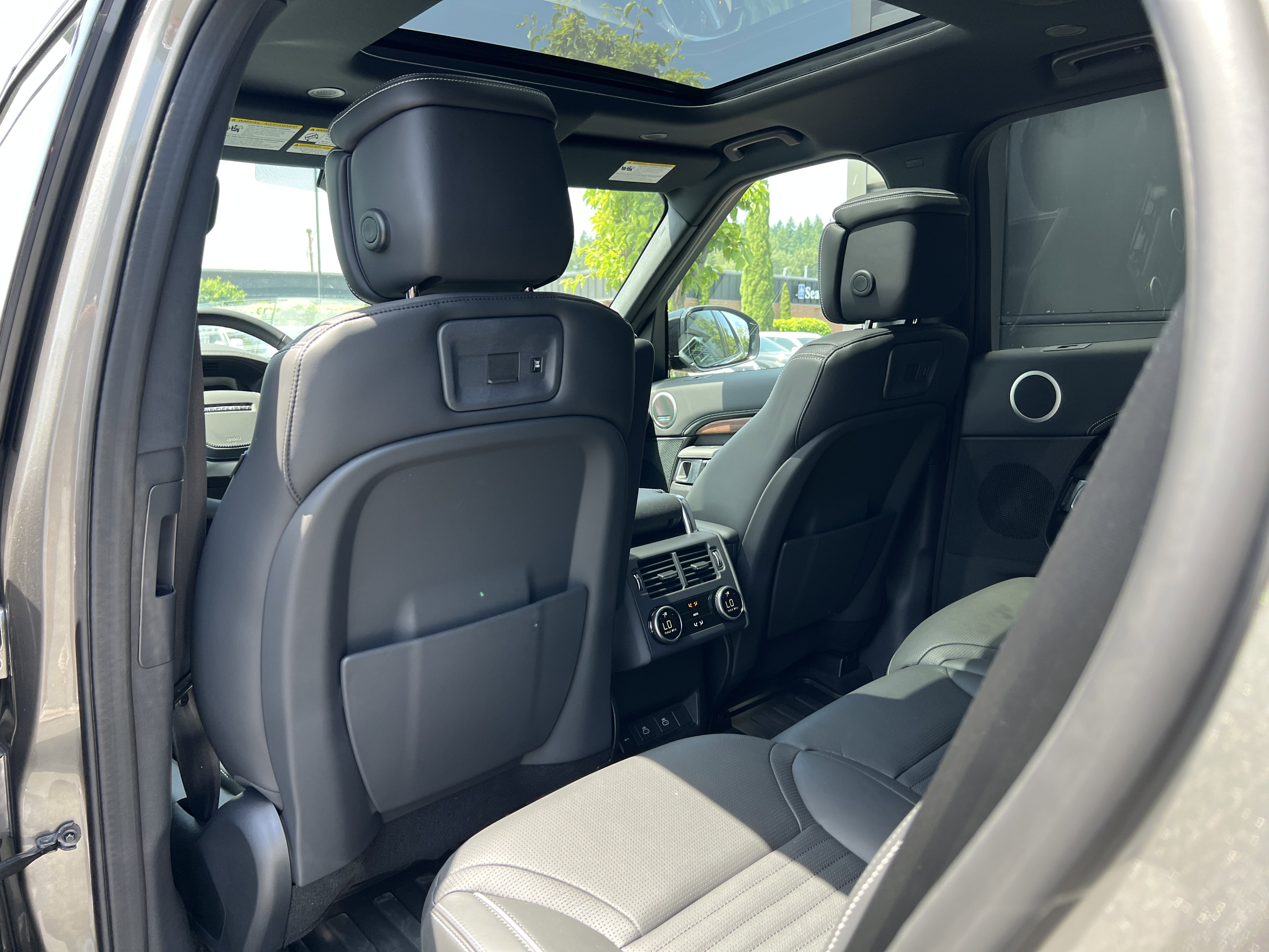 New 2024 Land Rover Discovery Dynamic SE image 16