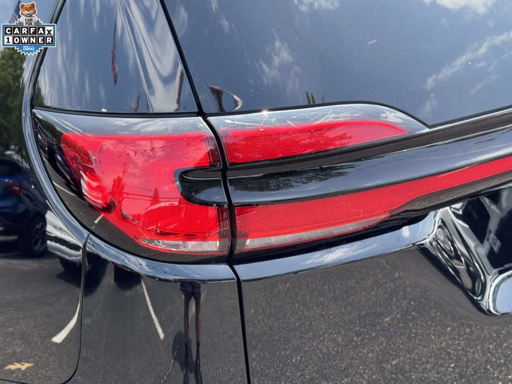 Used 2025 Chrysler Pacifica Limited FWD image 9