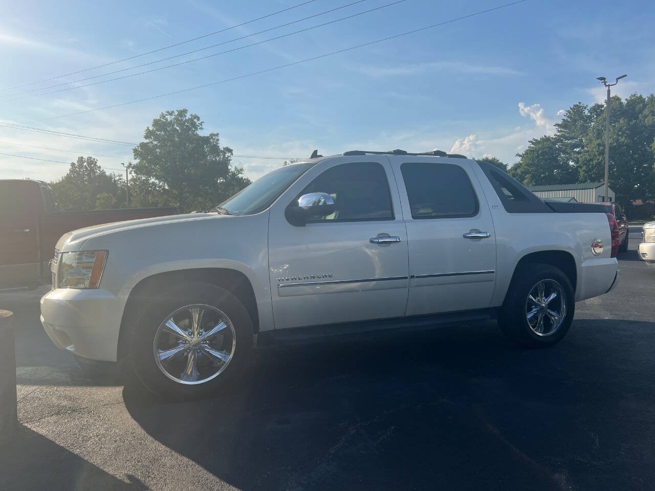 Used 2011 Chevrolet Avalanche LTZ RWD image 7