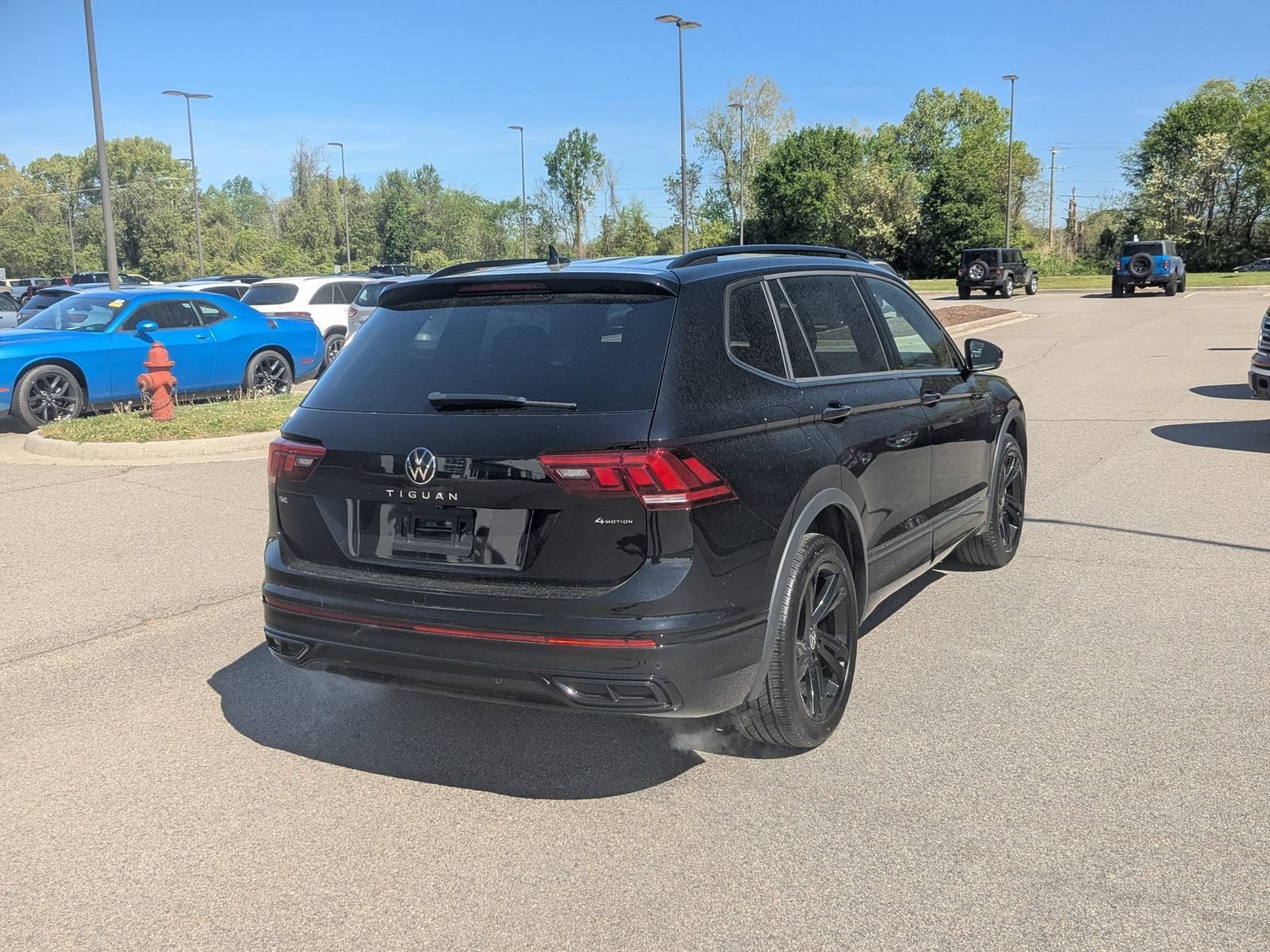Used 2023 Volkswagen Tiguan SE R-Line AWD/4WD image 3