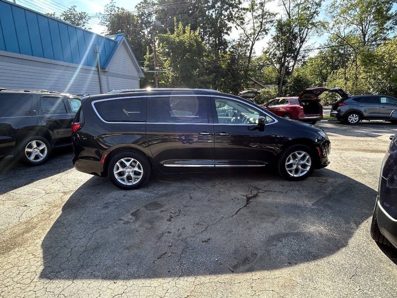 Used 2017 Chrysler Pacifica Touring-L Plus FWD image 14
