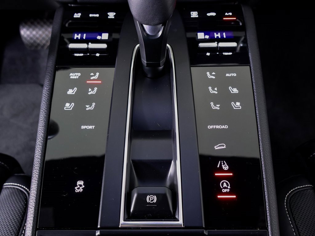 Certified 2024 Porsche Macan w/ Premium Plus Package image 17