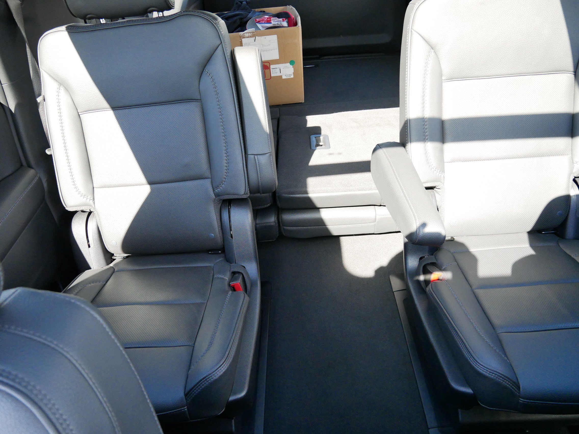 Used 2025 GMC Yukon XL Denali w/ Sun & Power Step Package AWD/4WD image 13