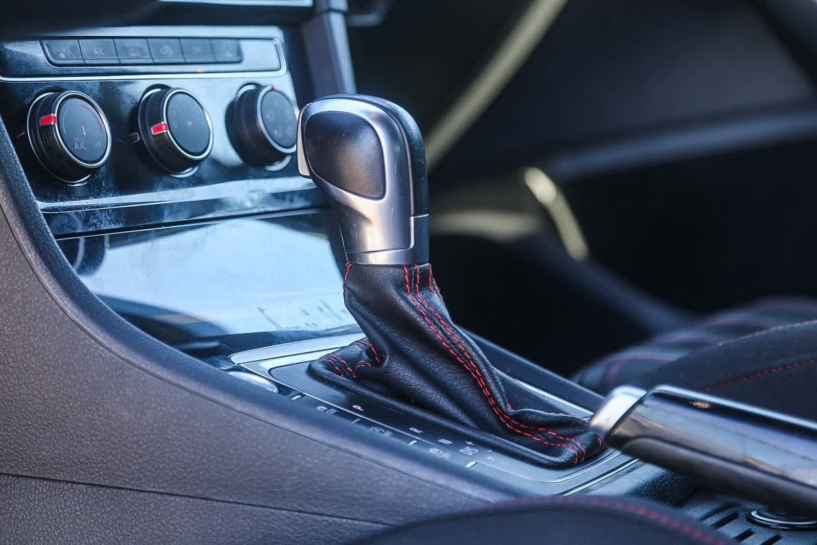 Used 2018 Volkswagen GTI SE image 19