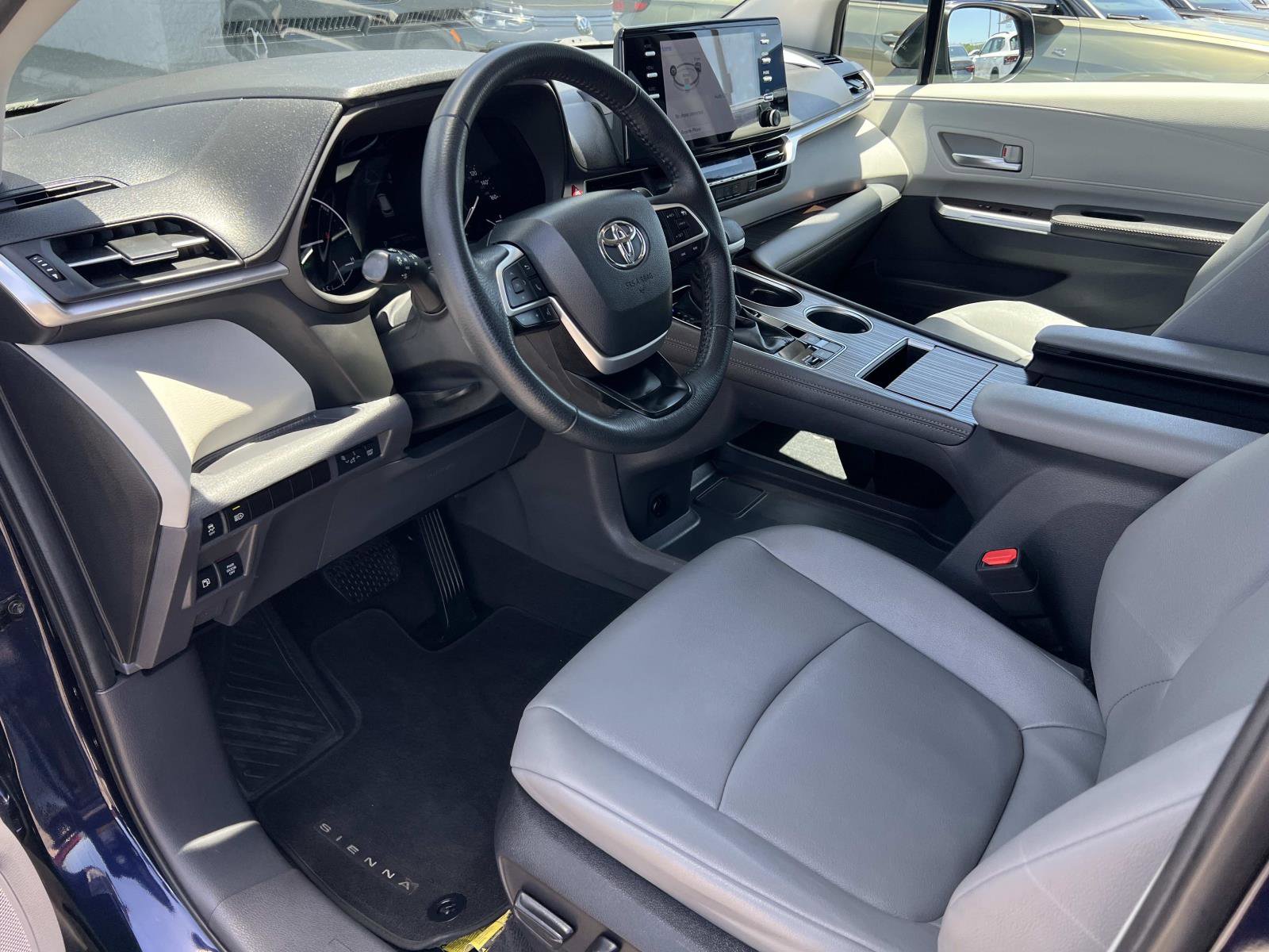 Used 2023 Toyota Sienna XLE FWD image 5
