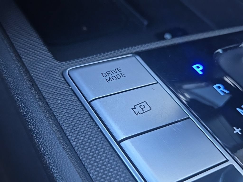 Used 2025 Hyundai Elantra Limited FWD image 25
