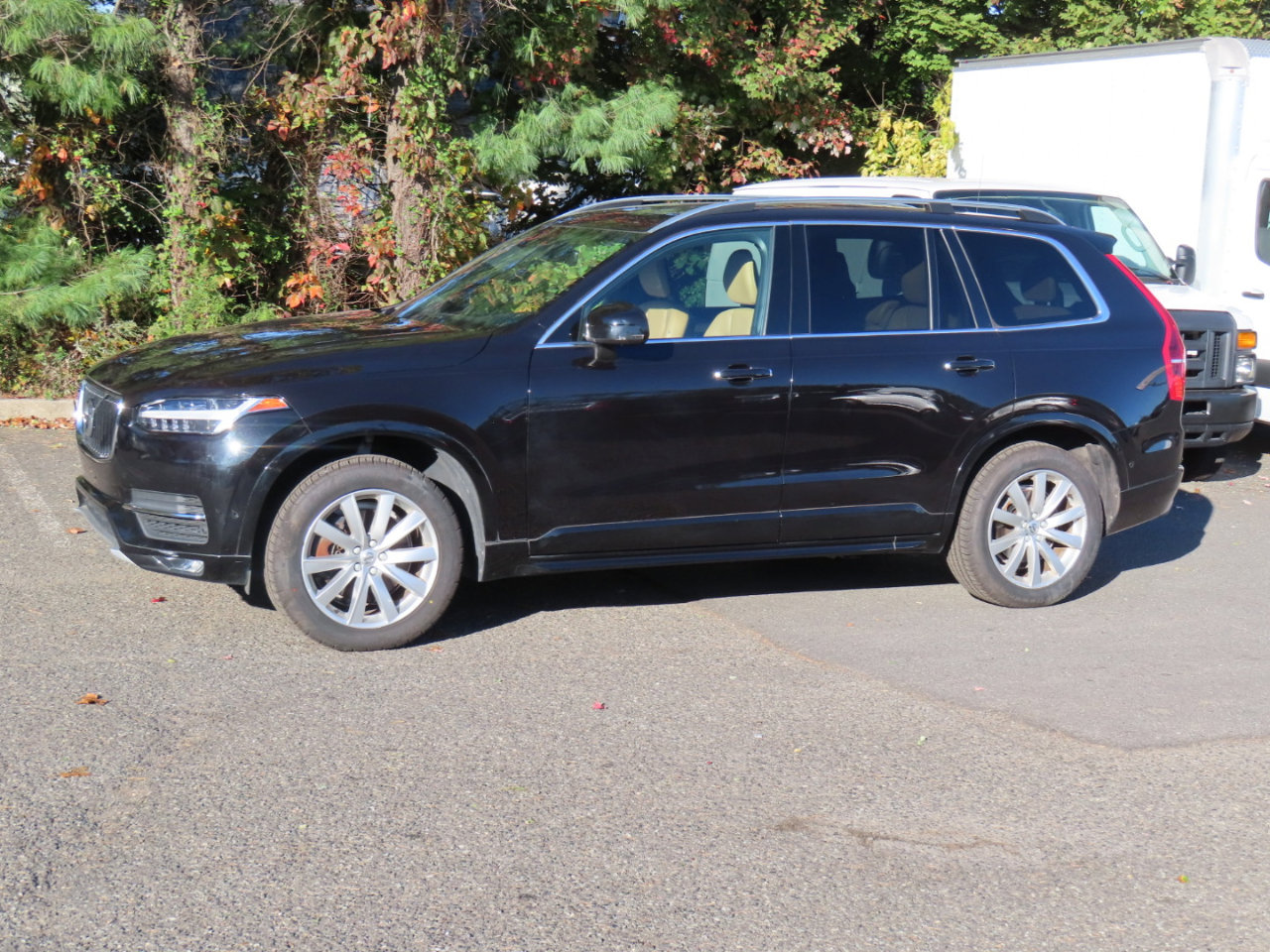 Used 2017 Volvo XC90 T6 Momentum w/ Vision Package image 2