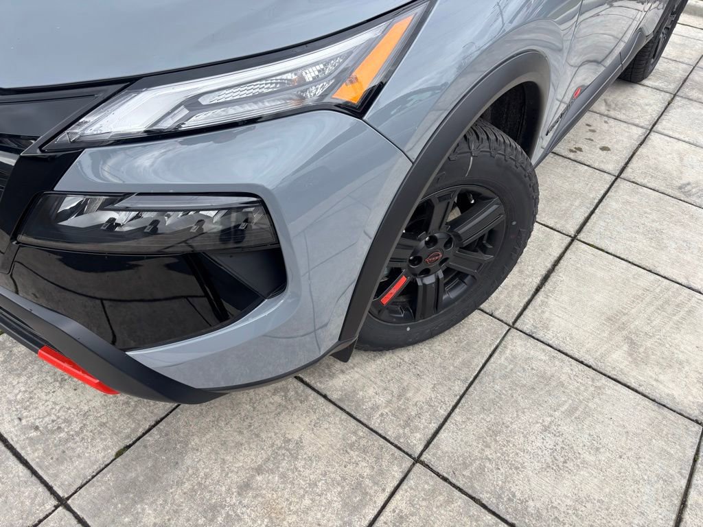 Used 2025 Nissan Rogue SV image 2