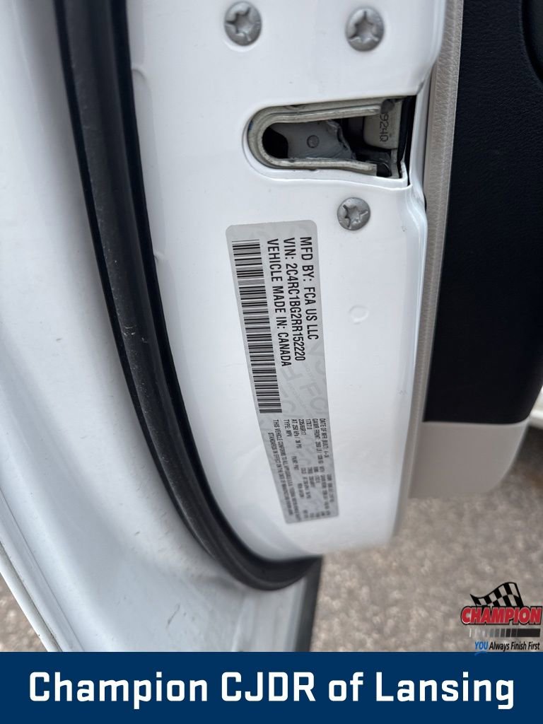 Used 2024 Chrysler Pacifica Touring-L image 15