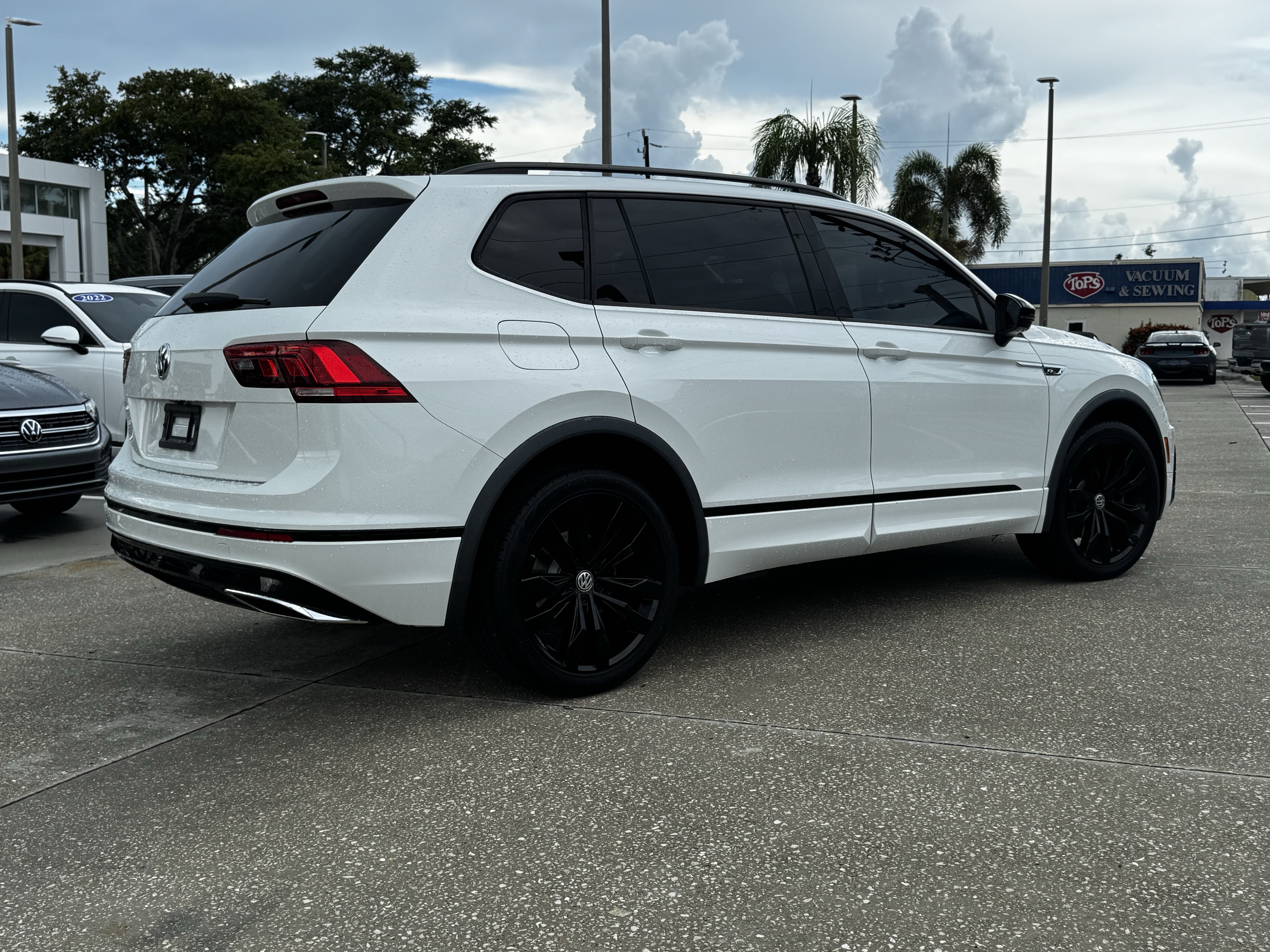 Used 2020 Volkswagen Tiguan SE R-Line FWD image 4