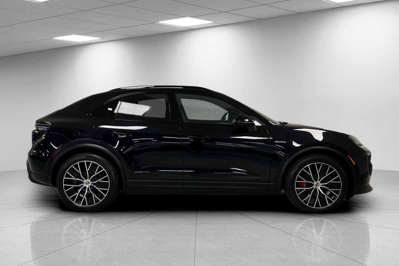 New 2025 Porsche Macan 4S Electric image 9