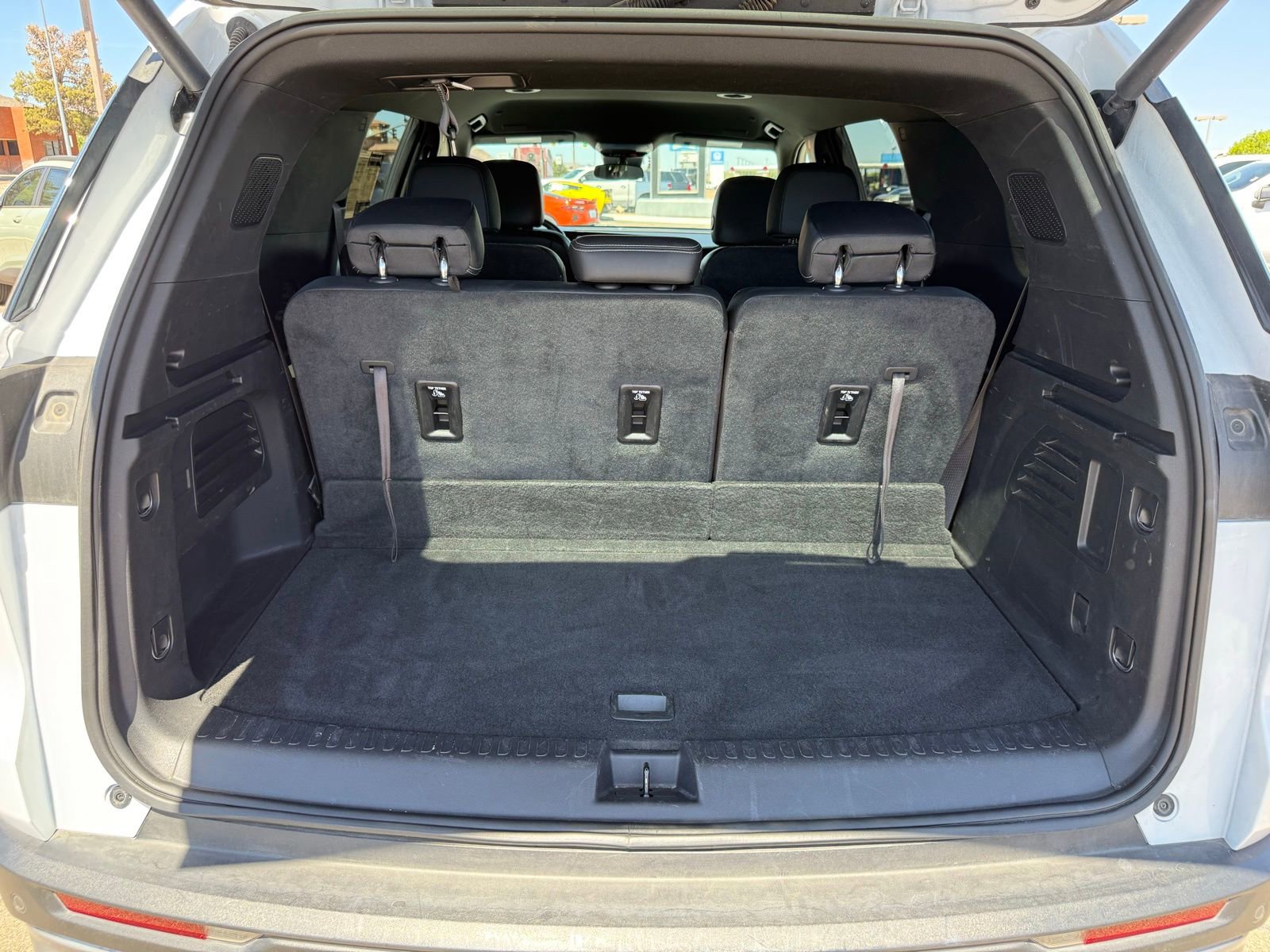 Used 2025 Chevrolet Traverse LT FWD image 39