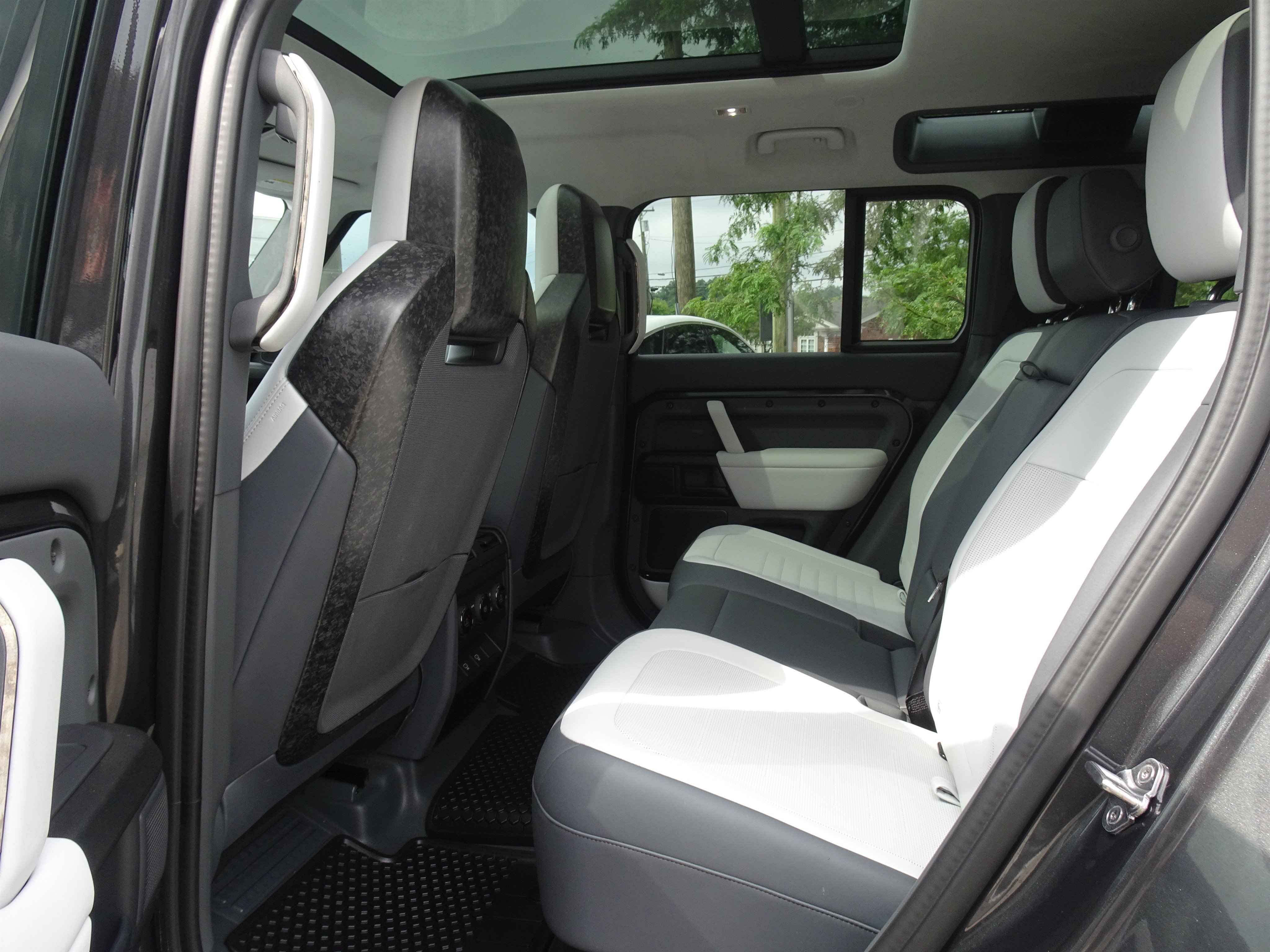 Used 2025 Land Rover Defender 110 AWD/4WD image 9