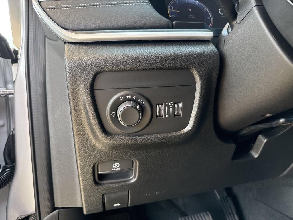 New 2025 Jeep Grand Cherokee Altitude AWD/4WD image 12