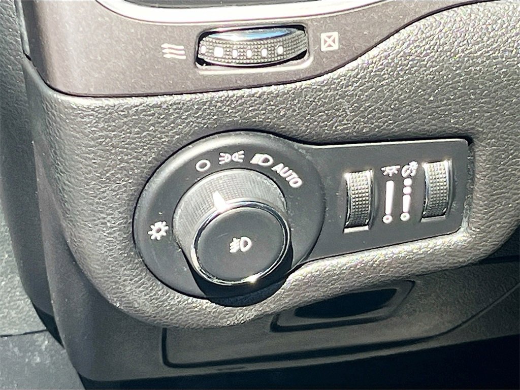 Used 2020 Jeep Cherokee Latitude Plus w/ Cold Weather Group image 10